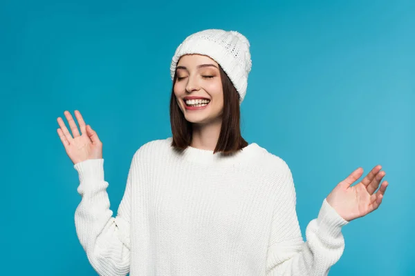 Wanita Ceria Dengan Sweater Hangat Dan Topi Terisolasi Pada Biru — Stok Foto