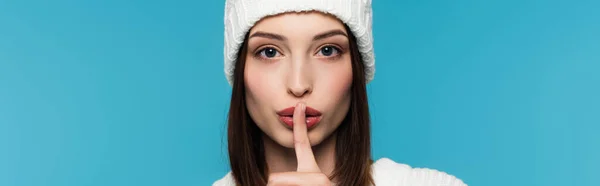 Mujer Sombrero Punto Blanco Mostrando Gesto Secreto Aislado Azul Bandera —  Fotos de Stock