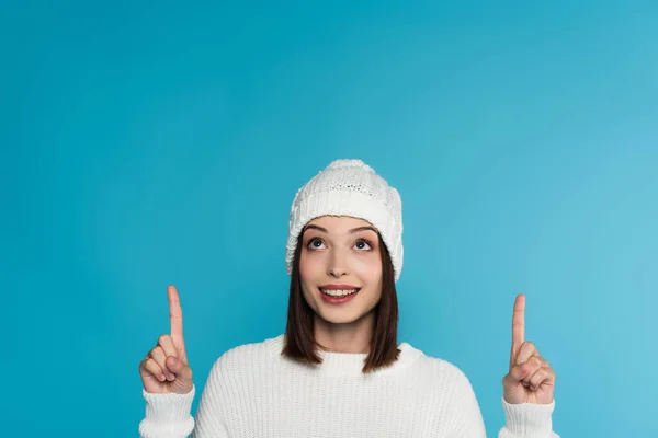 Mujer Sonriente Suéter Cálido Sombrero Apuntando Con Los Dedos Hacia — Foto de Stock