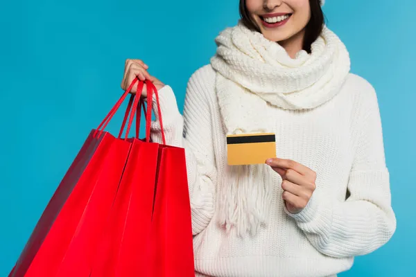 Gestroopt Zicht Glimlachende Vrouw Trui Met Creditcard Rode Boodschappentassen Geïsoleerd — Stockfoto