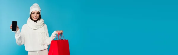 Ładna Kobieta Dzianinie Kapelusz Szalik Trzymając Czerwone Torby Zakupy Telefon — Zdjęcie stockowe