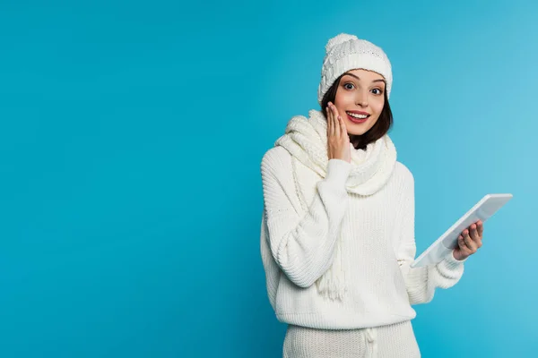 Excited Young Woman Warm Clothes Holding Digital Tablet Looking Camera — Stock Photo, Image