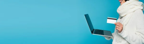 Mavi Pankartta Bulanık Dizüstü Bilgisayar Kredi Kartı Taşıyan Örgü Örülü — Stok fotoğraf