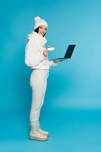 Полная Длина Улыбающейся Женщины Трикотажной Одежде Держащей Кредитную Карту Ноутбук — стоковое фото