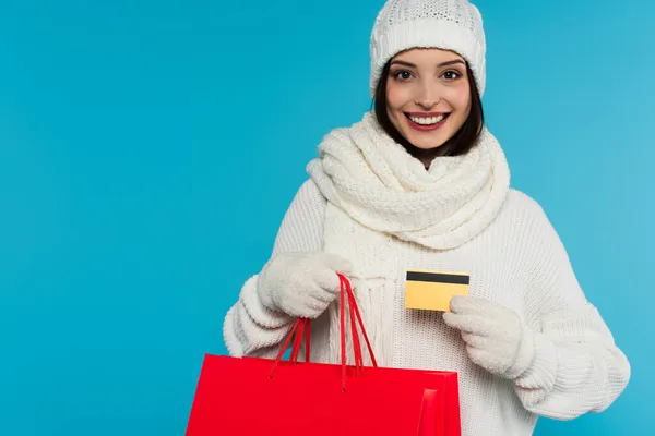 Mujer Bonita Con Sombrero Guantes Sosteniendo Bolsas Compras Tarjeta Crédito — Foto de Stock