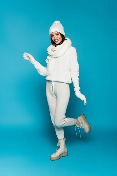 Smiling Woman White Sweter Scarf Hat Looking Camera Blue Background — Stok Foto