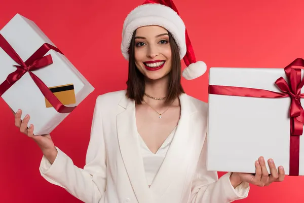 Mujer Alegre Sombrero Santa Chaqueta Blanca Sosteniendo Regalos Con Tarjeta — Foto de Stock