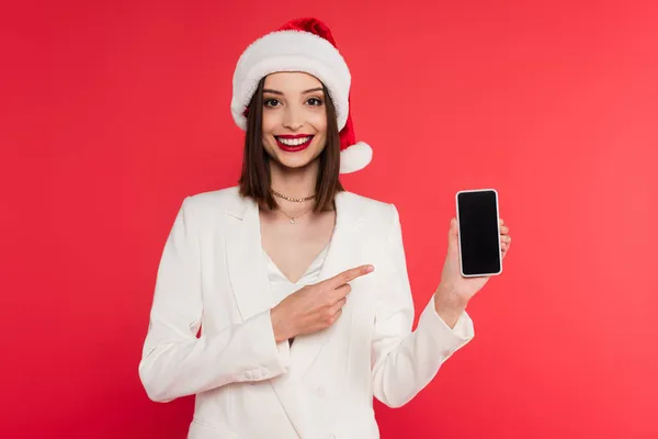 戴大礼帽的快乐女人指着智能手机 屏幕上的空白被红色隔开了 — 图库照片