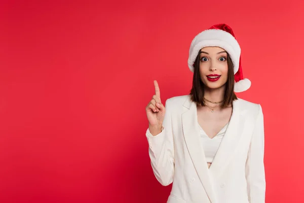 Excited Woman Santa Hat Having Idea Isolated Red — Stock Photo, Image