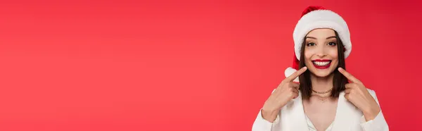 Vacker Kvinna Tomte Hatt Pekar Tänder Isolerad Röd Fana — Stockfoto