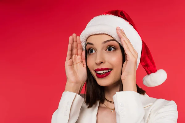 Glimlachende Vrouw Witte Jas Santa Hoed Weg Kijken Geïsoleerd Rood — Stockfoto