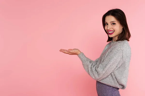 Mujer Feliz Suéter Cálido Apuntando Con Las Manos Aisladas Rosa —  Fotos de Stock