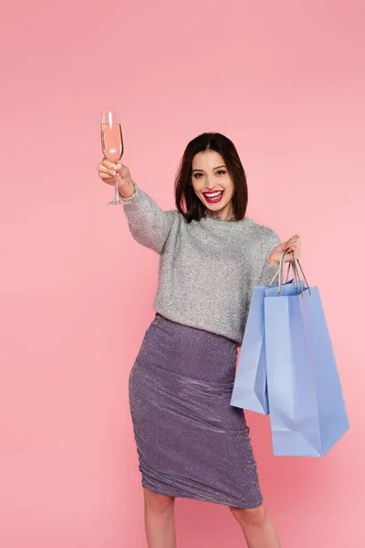 Mujer Alegre Suéter Falda Sosteniendo Champán Bolsas Aisladas Rosa —  Fotos de Stock