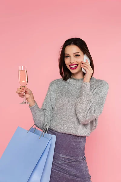 Mujer Feliz Con Champán Bolsas Compras Hablando Por Teléfono Celular — Foto de Stock