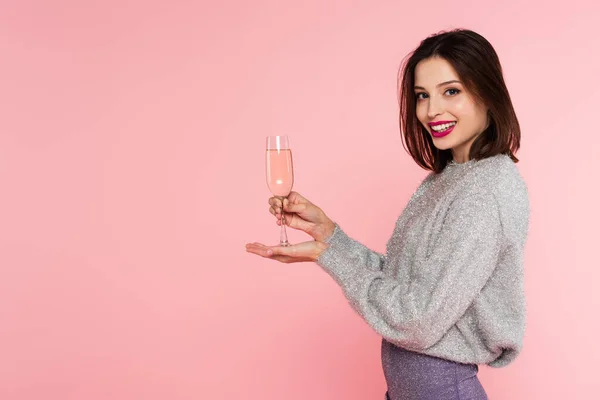 Bella Donna Maglione Possesso Bicchiere Champagne Isolato Rosa — Foto Stock