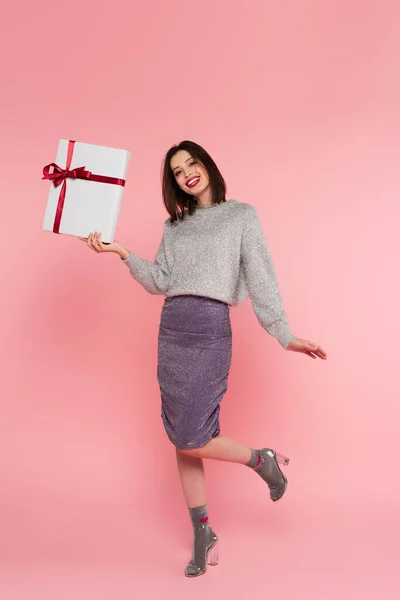 Mulher Positiva Saia Suéter Segurando Presente Fundo Rosa — Fotografia de Stock