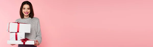 Χαρούμενη Κομψή Γυναίκα Πουλόβερ Εκμετάλλευση Παρουσιάζει Απομονωμένη Ροζ Banner — Φωτογραφία Αρχείου