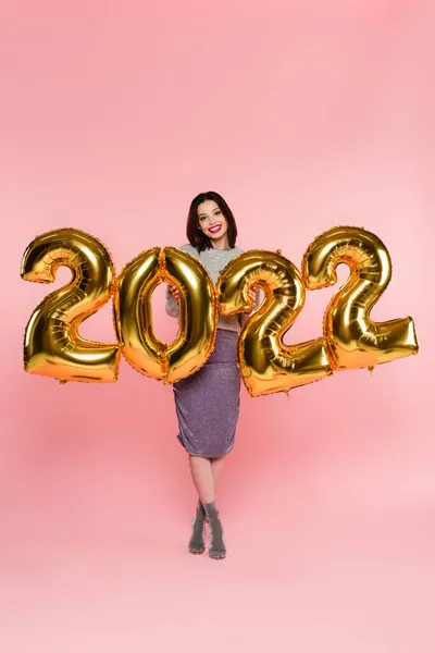 Κομψή Γυναίκα Χαμογελώντας Κοντά Μπαλόνια Σχήμα 2022 Αριθμούς Ροζ Φόντο — Φωτογραφία Αρχείου