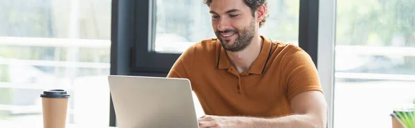 Pozytywny Biznesmen Pracujący Laptopie Przy Kawie Aby Wejść Biura Baner — Zdjęcie stockowe