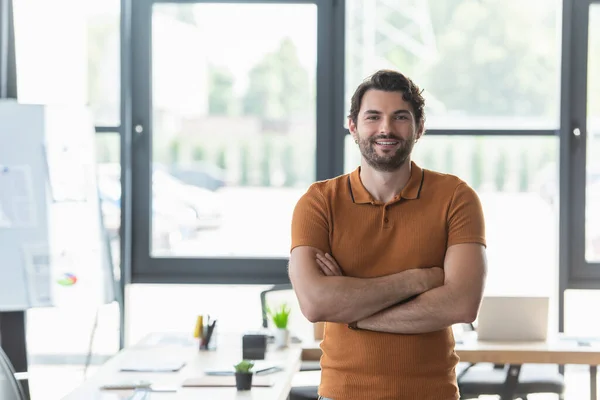 Positiver Geschäftsmann Verschränkt Die Arme Und Blickt Die Kamera Büro — Stockfoto