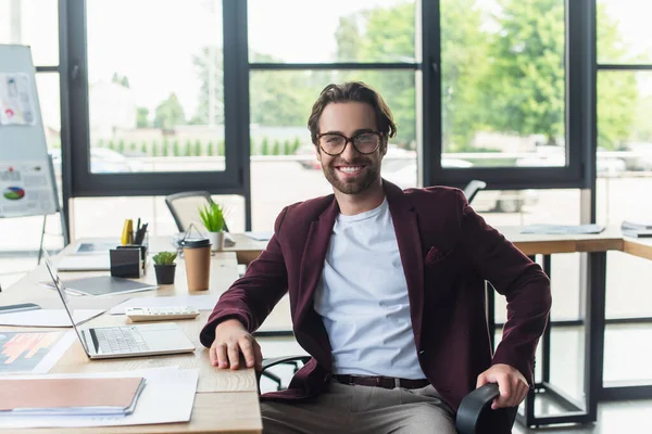 Homme Affaires Positif Dans Les Lunettes Regardant Caméra Proximité Des — Photo