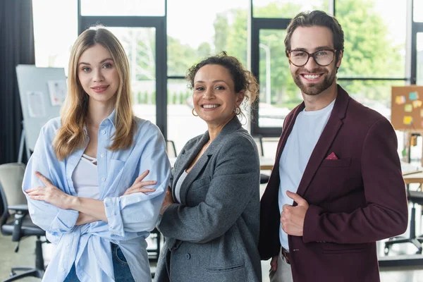 Multiethnische Geschäftsleute Lächeln Büro Die Kamera — Stockfoto