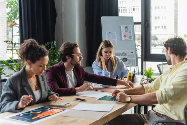 Multiethnische Geschäftsleute Arbeiten Büro Gemeinsam Mit Dokumenten — Stockfoto