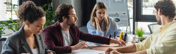 Uomini Affari Multietnici Che Lavorano Con Documenti Ufficio Banner — Foto Stock