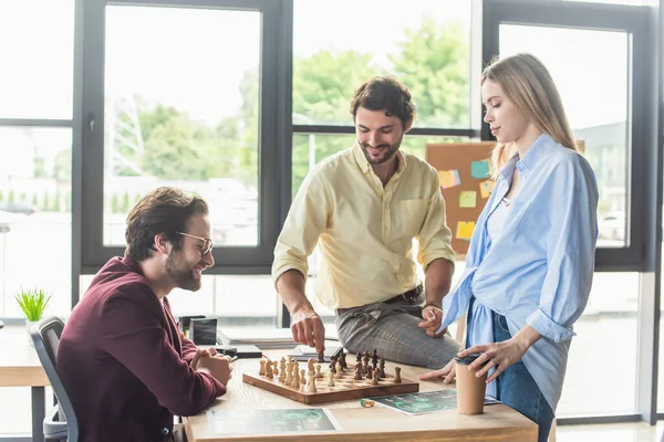 Sonriente Gente Negocios Jugando Ajedrez Cerca Colega Con Café Para — Foto de Stock