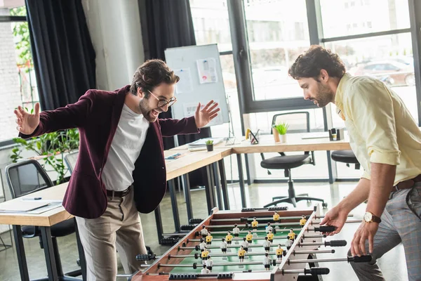 Emocionado Hombre Negocios Jugando Fútbol Mesa Con Colega Cargo — Foto de Stock