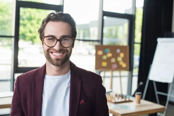 Hombre Negocios Alegre Ropa Formal Anteojos Mirando Cámara Oficina — Foto de Stock