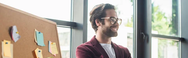 Jovem Empresário Óculos Olhando Para Longe Perto Placa Com Notas — Fotografia de Stock