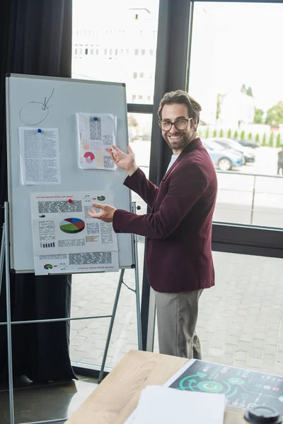 Homme Affaires Souriant Pointant Vers Les Graphiques Sur Tableau Feuilles — Photo