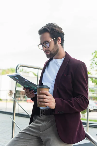 Biznesmen Formalnym Ubraniu Okularach Trzymający Kawę Wynos Papier Świeżym Powietrzu — Zdjęcie stockowe