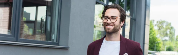街を歩く眼鏡の幸せなビジネスマン バナー — ストック写真