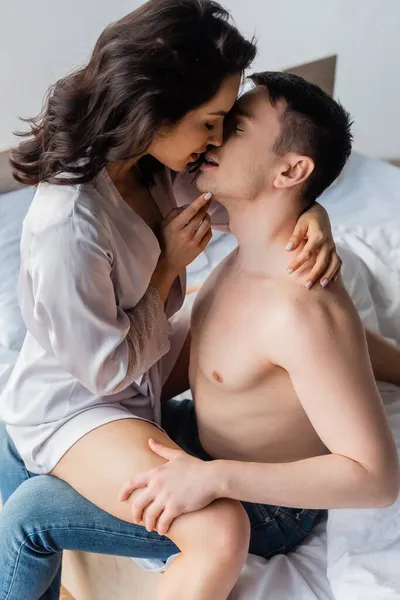 Side View Sexy Couple Kissing Bedroom — Stock Photo, Image