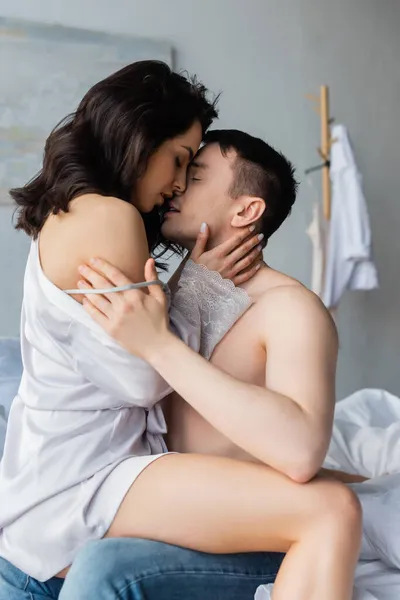 Side View Young Sexy Couple Closed Eyes Kissing Bedroom — Stock Photo, Image