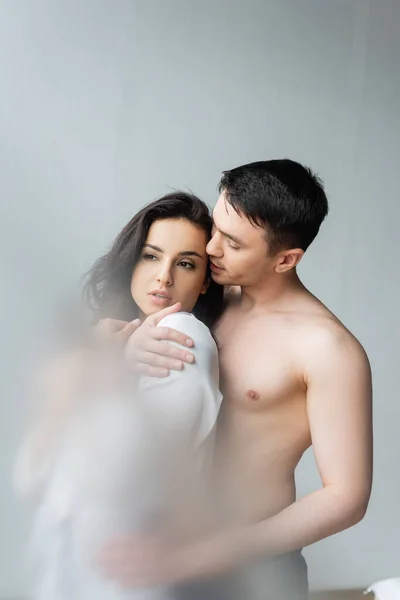 Shirtloze Man Knuffelen Brunette Vrouw Zijde Badjas — Stockfoto