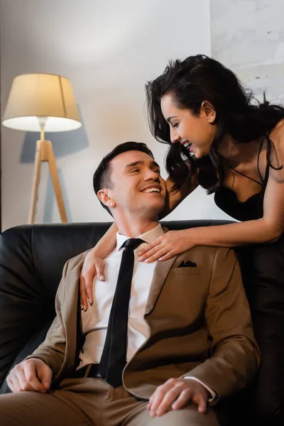 Happy Brunette Woman Hugging Smiling Man Couch — Stock Photo, Image