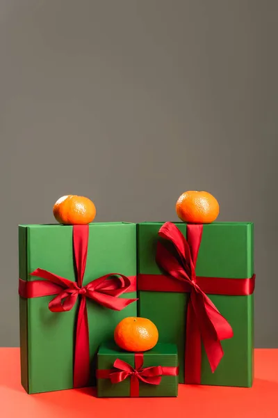 绿色包装礼物上的橘子 与灰色隔离 — 图库照片