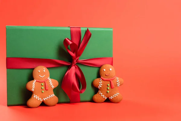 Lebkuchen Der Nähe Grün Verpackt Geschenk Auf Rot — Stockfoto