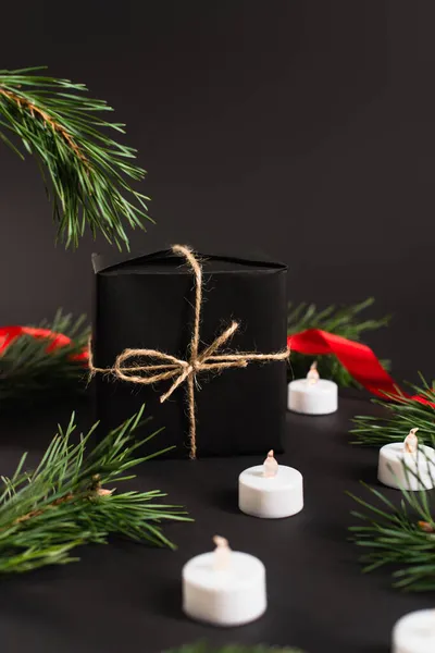 Caja Regalo Envuelta Cerca Ramas Abeto Velas Con Cinta Roja — Foto de Stock