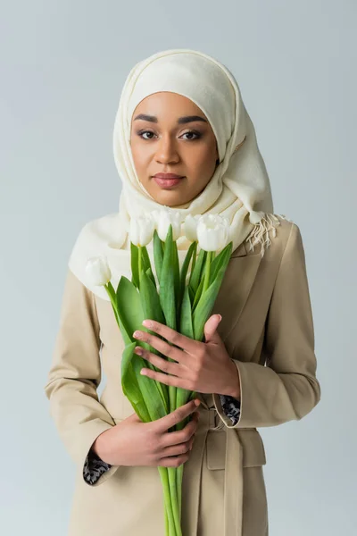 Jovem Muçulmano Hijab Segurando Buquê Tulipas Isoladas Cinza — Fotografia de Stock