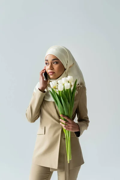 Musulmana Joven Hijab Celebración Ramo Tulipanes Hablar Teléfono Inteligente Aislado — Foto de Stock