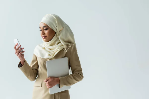 Stijlvolle Moslim Vrouw Hijab Beige Pak Met Gadgets Geïsoleerd Grijs — Stockfoto