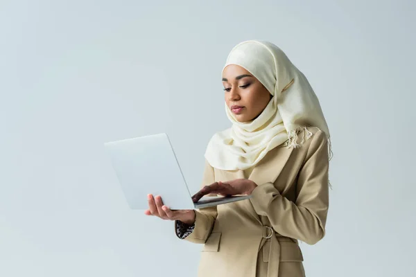 Mulher Muçulmana Elegante Hijab Terno Bege Digitação Laptop Isolado Cinza — Fotografia de Stock