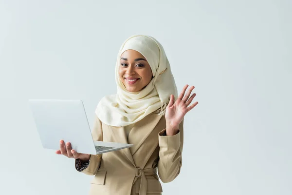 Cheerful Muslim Woman Hijab Beige Suit Holding Laptop Waving Hand — Stock Photo, Image