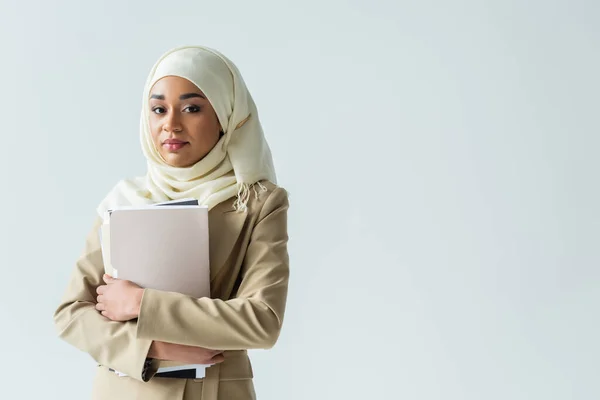 Mulher Negócios Muçulmana Elegante Hijab Terno Bege Segurando Pastas Isoladas — Fotografia de Stock