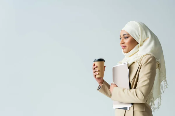 Mulher Negócios Muçulmana Hijab Segurando Pastas Copo Papel Isolado Cinza — Fotografia de Stock