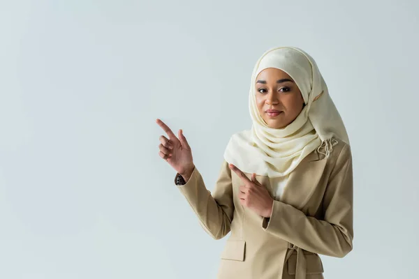 Мусульманка Хиджабе Бежевом Костюме Указывающая Пальцами Серый — стоковое фото